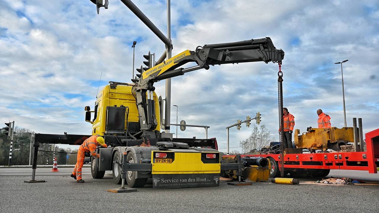 Vrachtwagen verliest kraanonderdeel in Tilburg (foto: Toby de Kort / Persbureau Heitink).