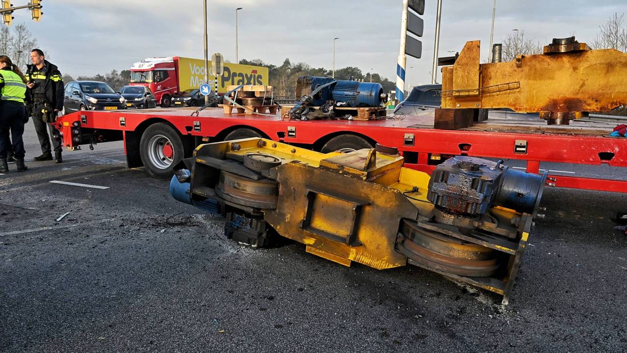 Vrachtwagen verliest kraanonderdeel in Tilburg (foto: Toby de Kort / Persbureau Heitink).