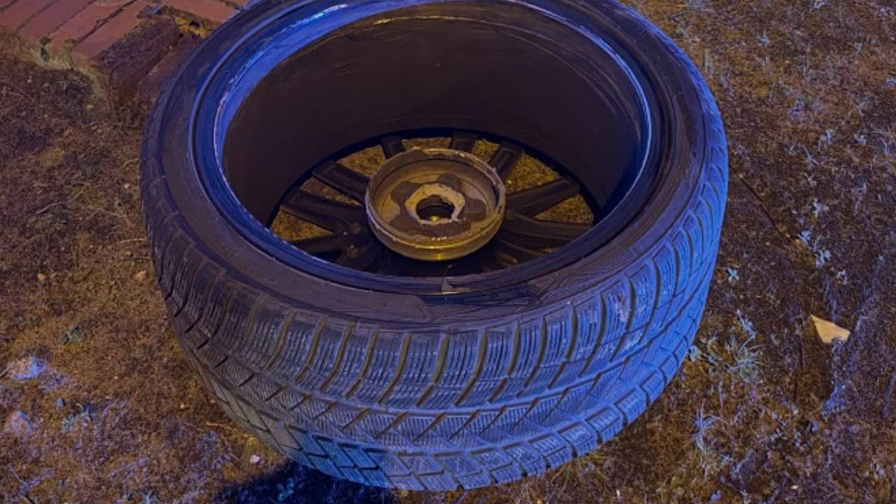 Achtervolging gestolen BMW eindigt in België (foto: Instagram Politie Oost-Brabant).