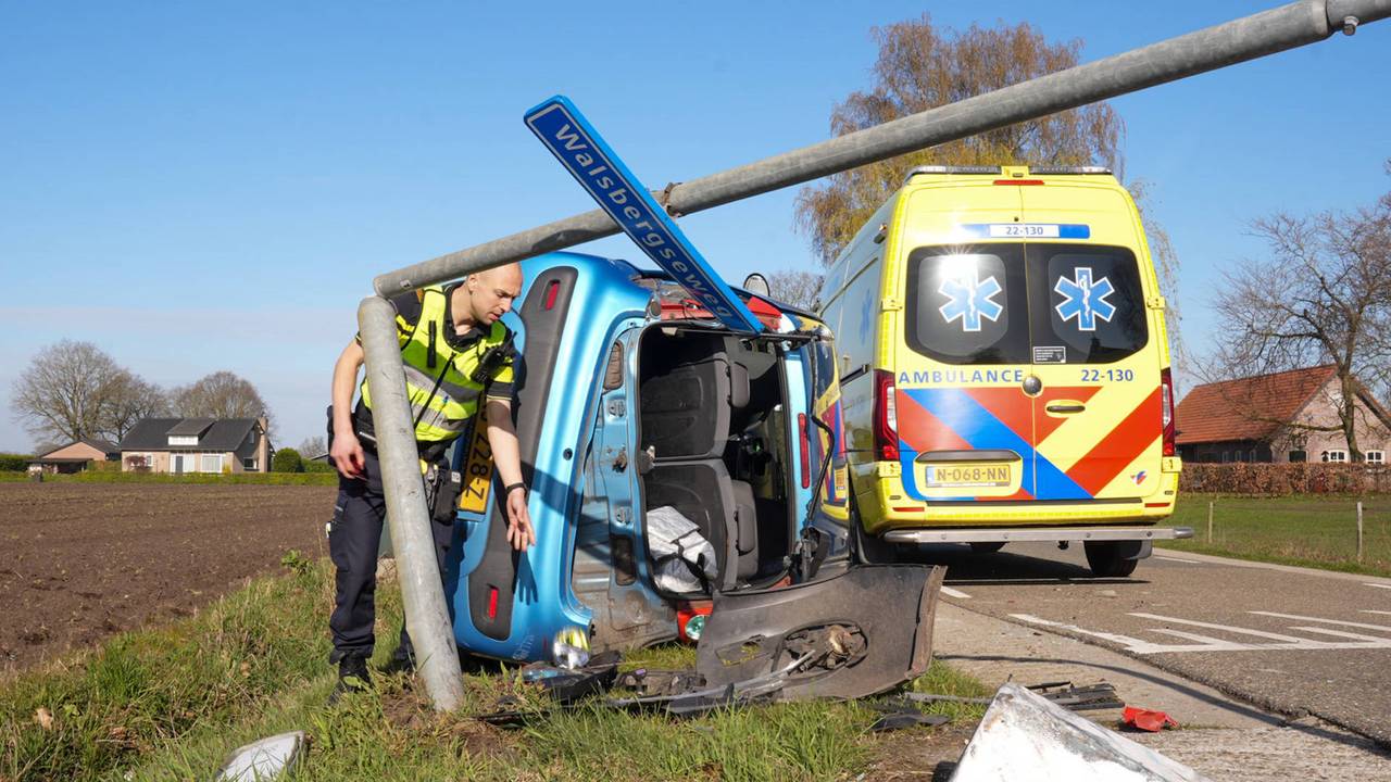 Twee auto’s botsen op elkaar: een belandt op zijn zijkant in Deurne