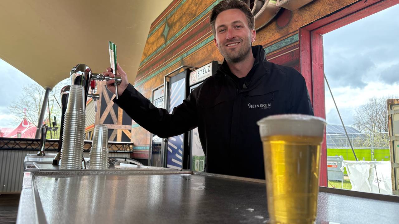Frits ten Cate zorgt dat jouw festivalbiertje van de leiding naar de tap stroomt (foto: Omroep Brabant).