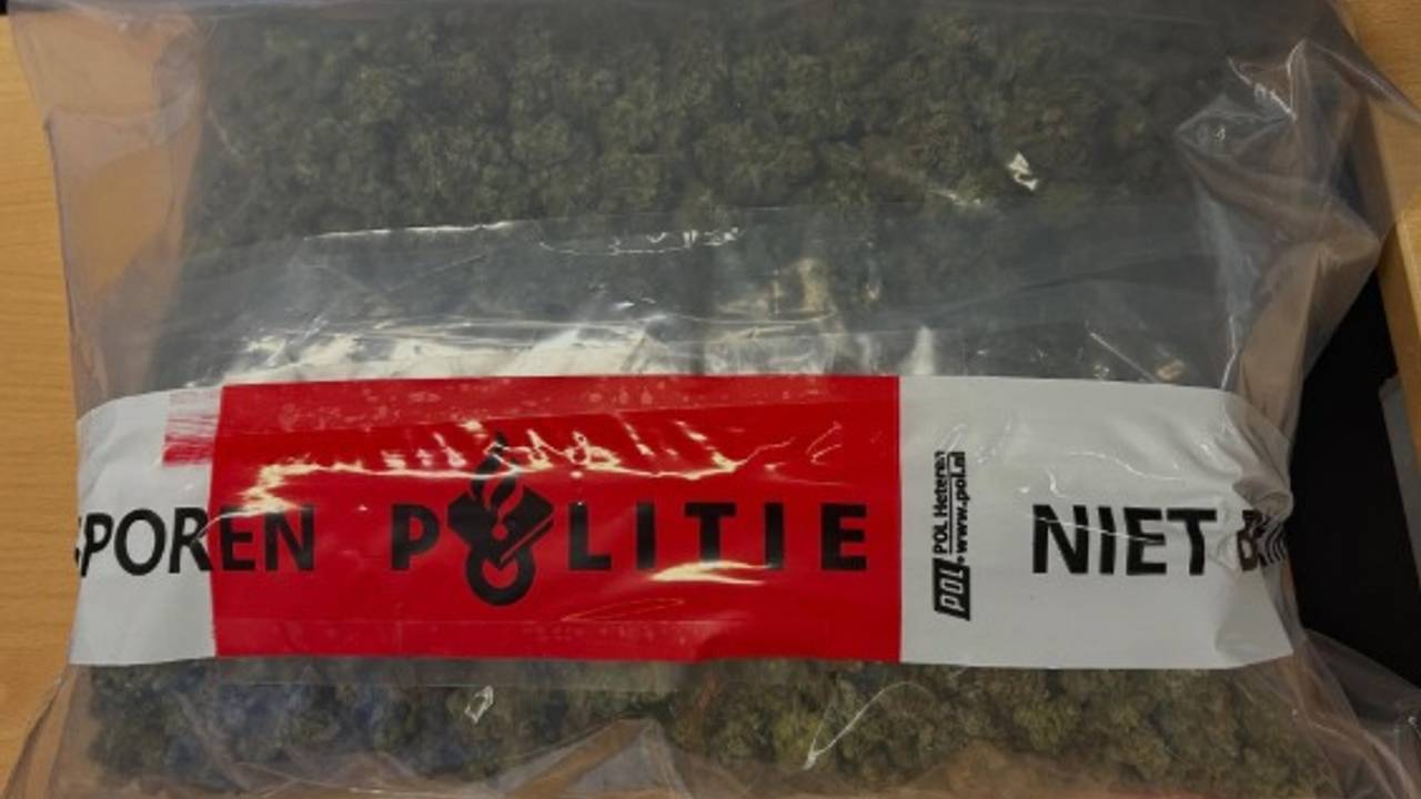 Kilo hennep (foto: Instagram marechaussee Limburg).