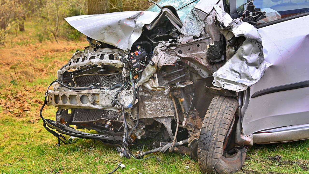 Auto botst frontaal op vrachtwagen, bestuurder met spoed naar ziekenhuis