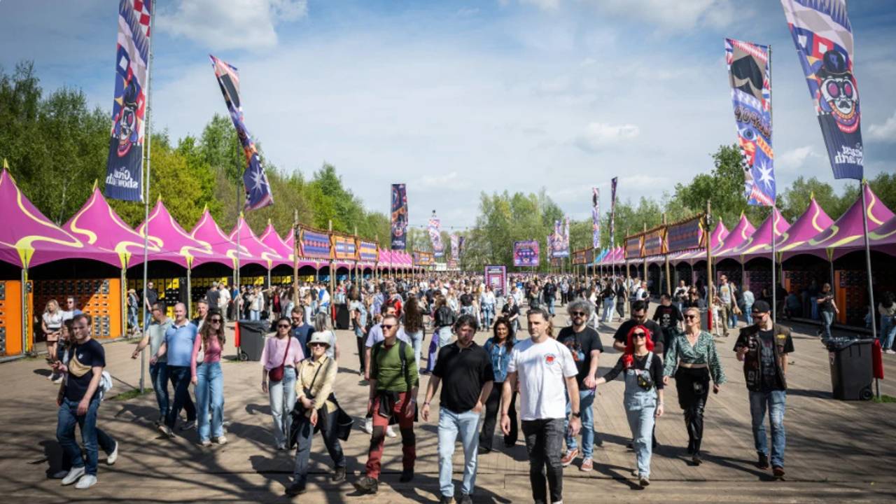 Bezoekers vorig jaar op de eerste dag van Paaspop (foto: ANP).