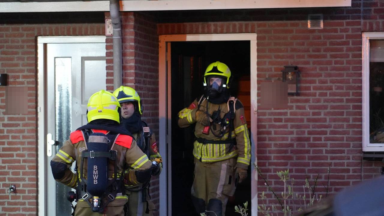 De brandweer werd opgeroepen voor de lekkage (foto: Jeroen Stuve/Persbureau Heitink).