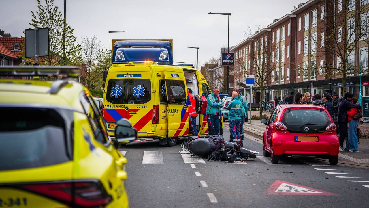 Vrouw raakt zwaargewond bij botsing op de Heesterweg in Eindhoven (foto: Persbureau Heitink).