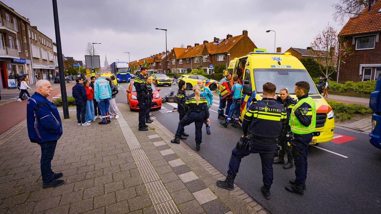 Vrouw raakt zwaargewond bij botsing op de Heesterweg in Eindhoven (foto: Persbureau Heitink).
