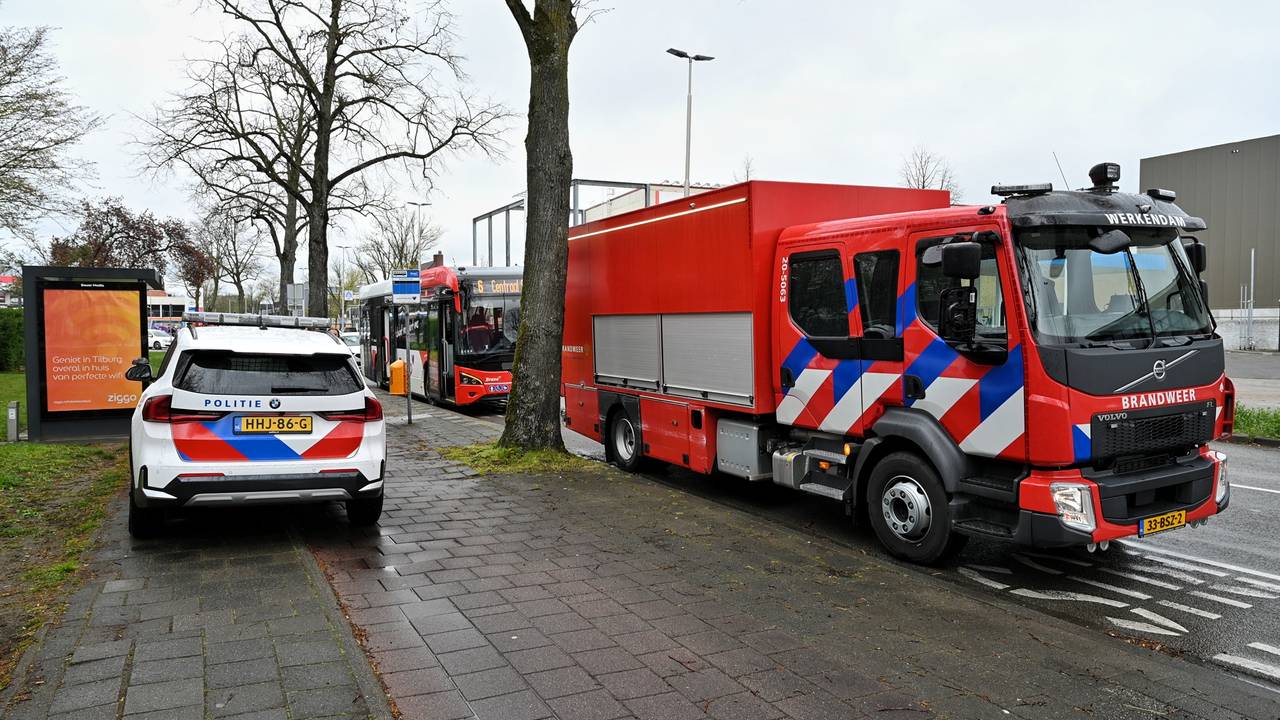 Brandweerauto en stadsbus botsen in Tilburg (foto: Toby de Kort/Persbureau Heitink).