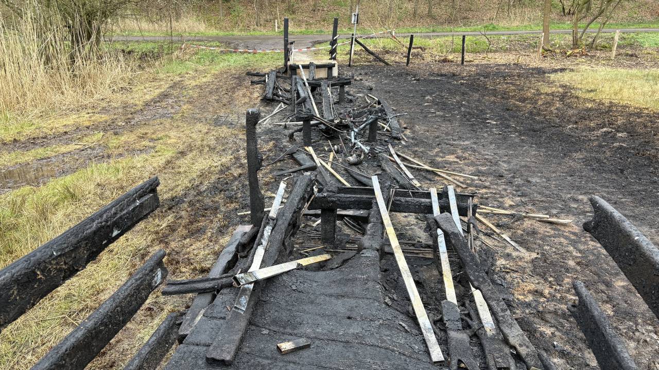 Het vlonderpad bij Boxtel is door een brand flink beschadigd geraakt (foto: Wilco Zonneveld).