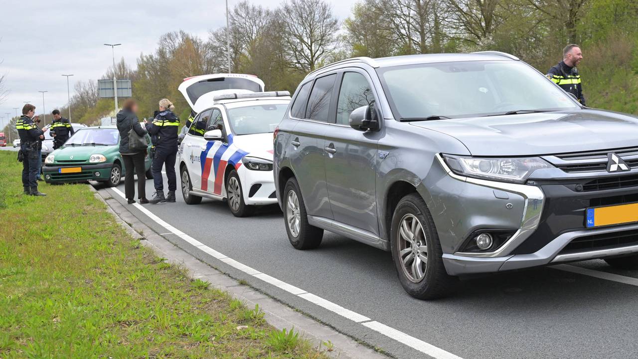 Drie auto's botsen op elkaar in Breda (foto: Perry Roovers/Persbureau Heitink).