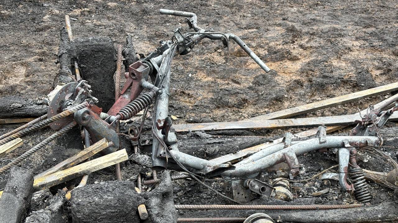De restanten van een scooter liggen tussen de zwartgeblakerde brugonderdelen. Buurtbewoners vermoeden dat die gebruikt is bij de brand (foto: Wilco Zonneveld).