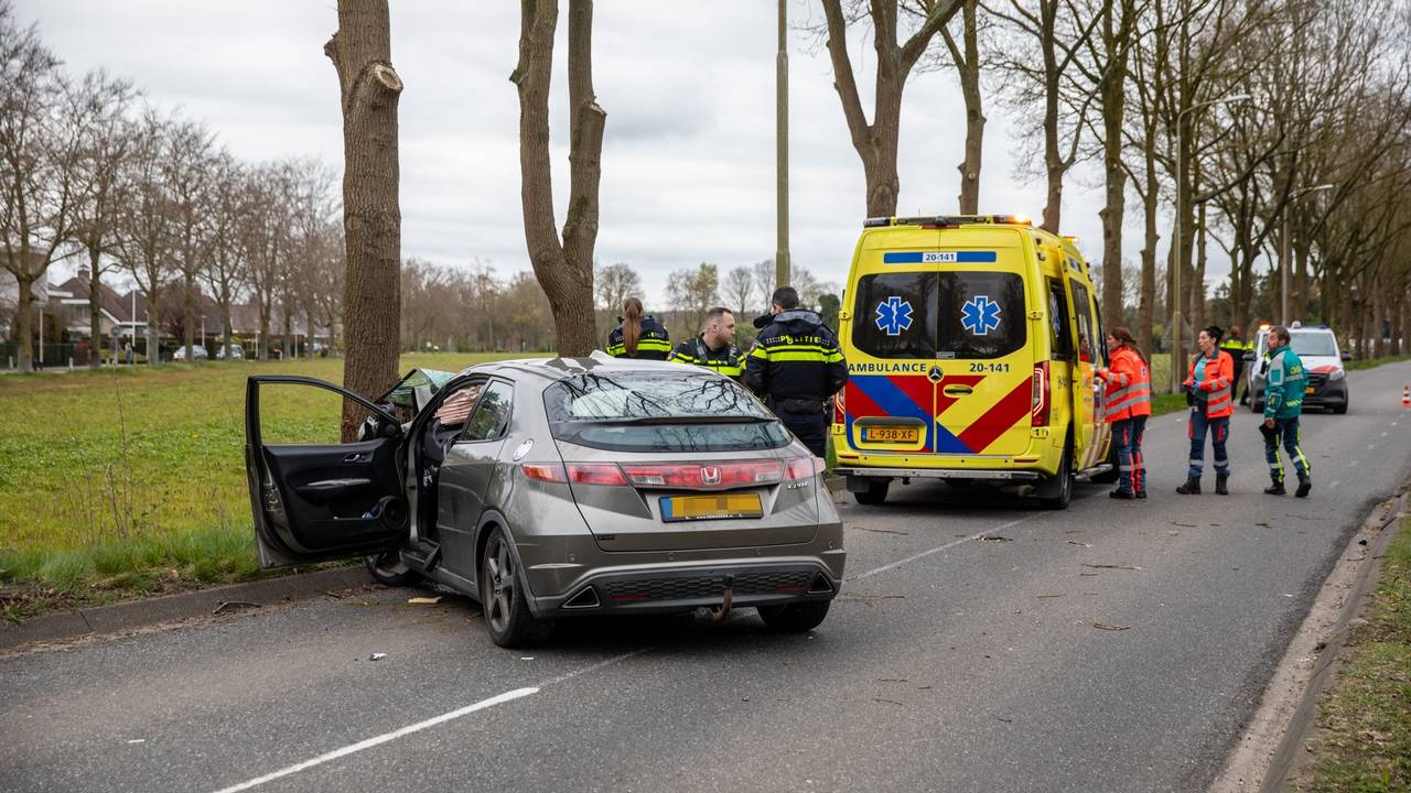 Automobilist zwaargewond bij botsing tegen boom in Roosendaal