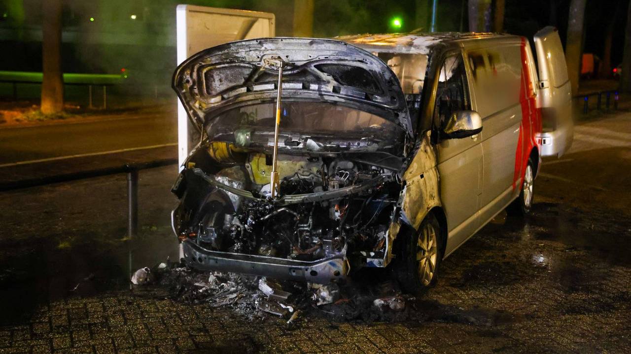 Van de bedrijfsbus aan de Meerstraat in Heesch bleef slechts een geraamte over (foto: Addy Smits/Persbureau Heitink).