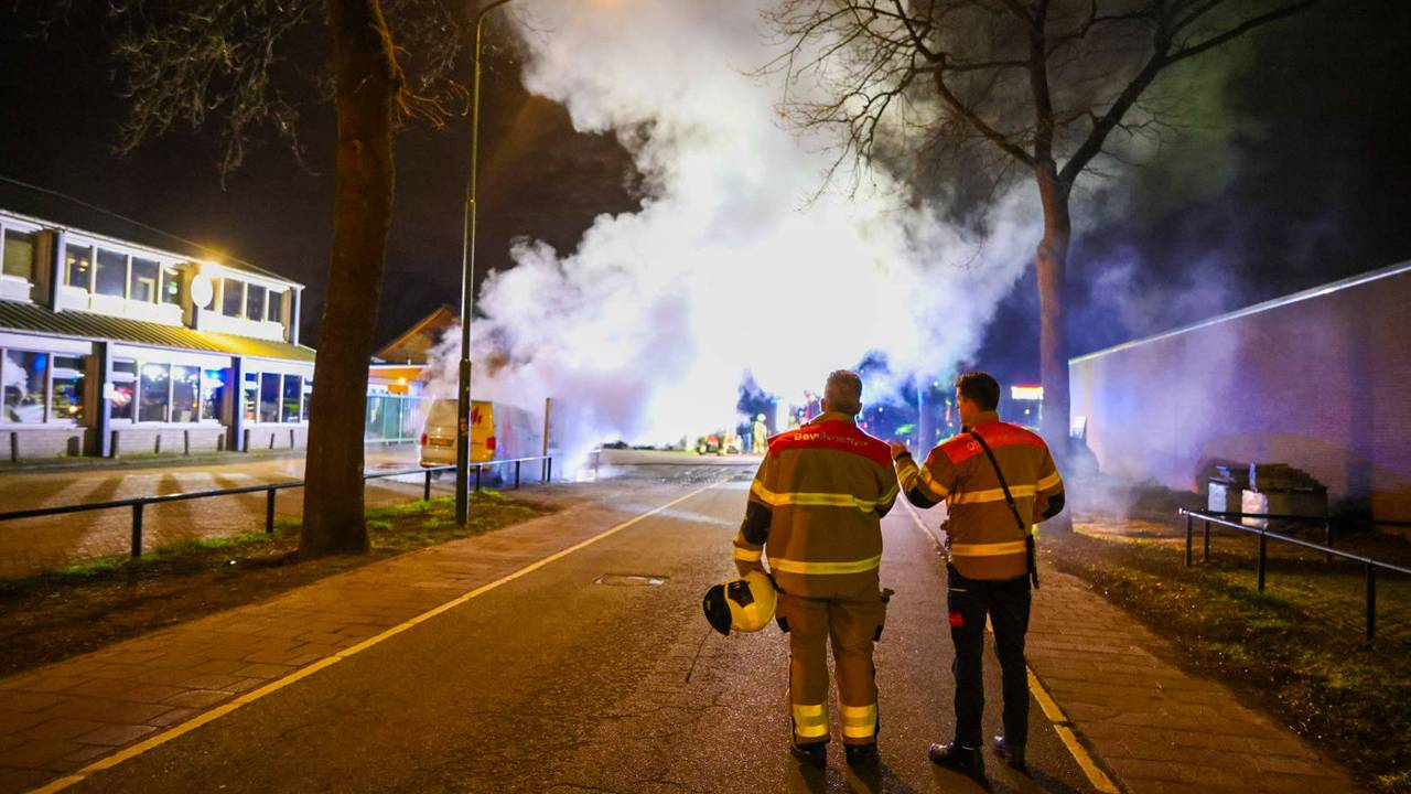 Bij de autobrand aan de Meerstraat in Heesch kwam veel rook vrij (foto: Addy Smits/Persbureau Heitink).