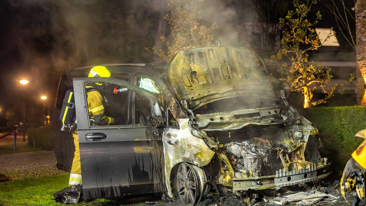 Van de betrokken auto's in Heesch bleef na de branden weinig over (foto: Lucas Lammers/Persbureau Heitink).