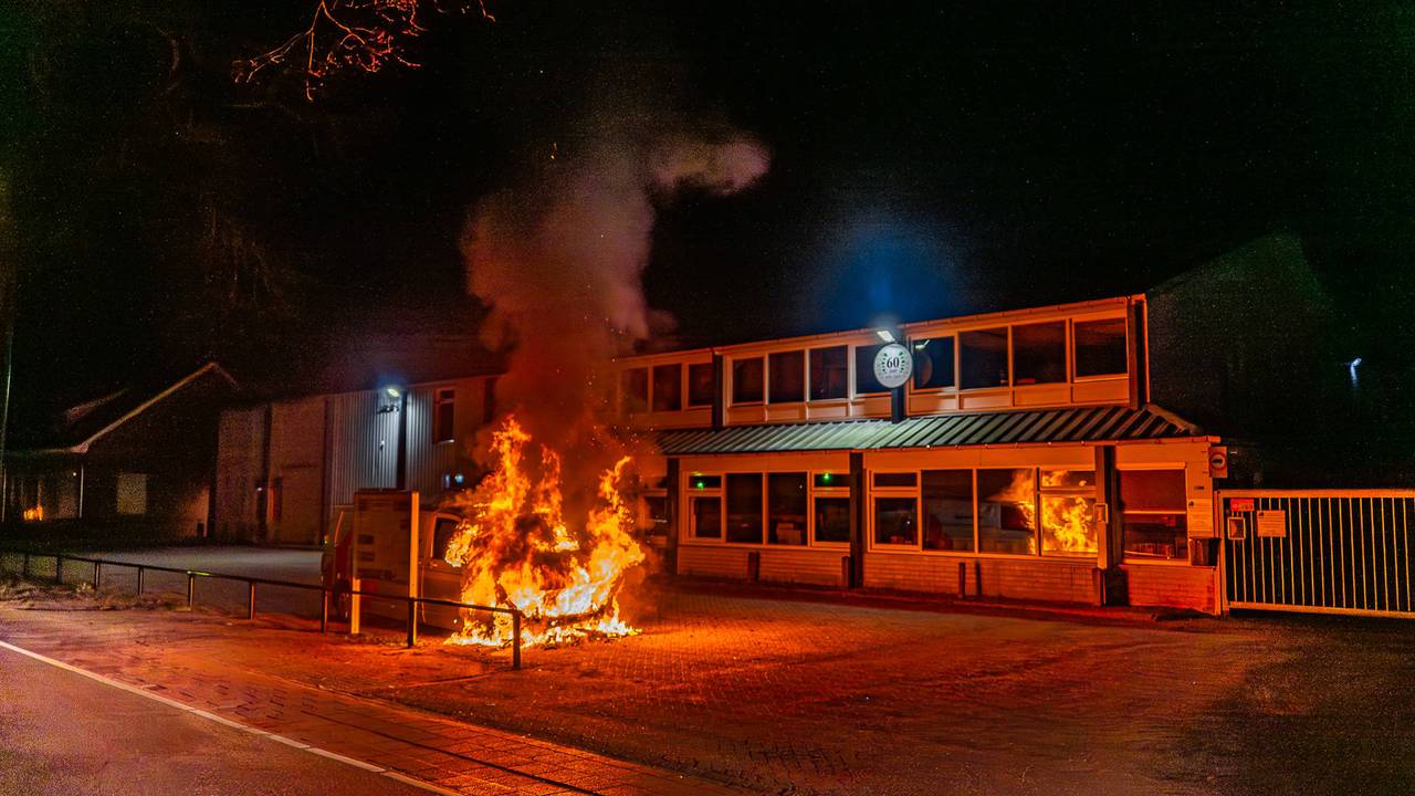 Een bedrijfsbus vatte vlam aan de Meerstraat in Heesch (foto: Lucas Lammers/Persbureau Heitink).