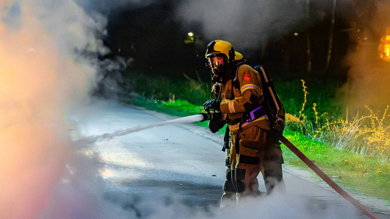 Ondanks de massale inzet van de brandweer waren de auto's in Heesch niet te redden (foto: Lucas Lammers/Persbureau Heitink).
