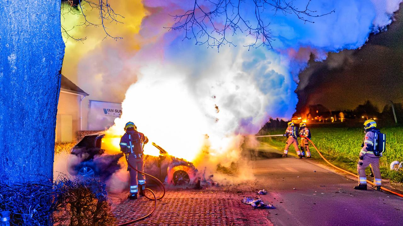 Om alle autobranden in Heesch te bestrijden rukten meerdere brandweerteams uit de regio uit (foto: Lucas Lammers/Persbureau Heitink). 