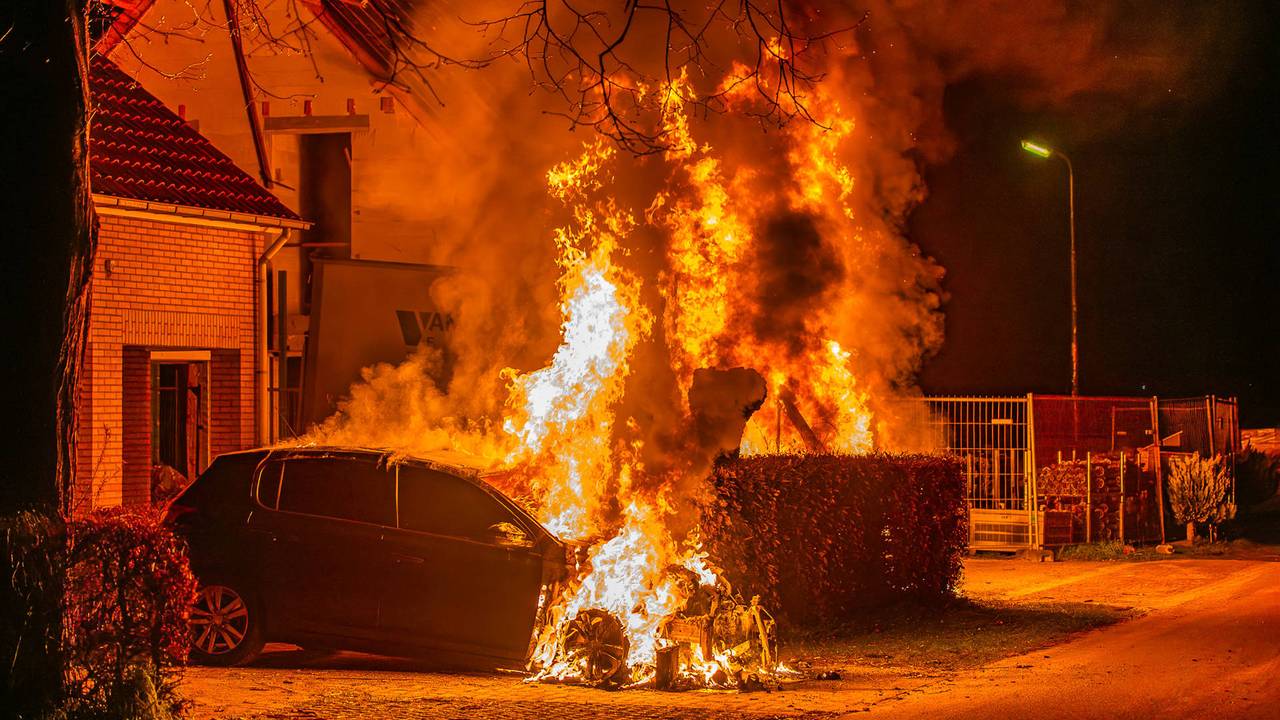 Een van de autobranden in Heesch brak uit vlakbij een huis (foto: Lucas Lammers/Persbureau Heitink).