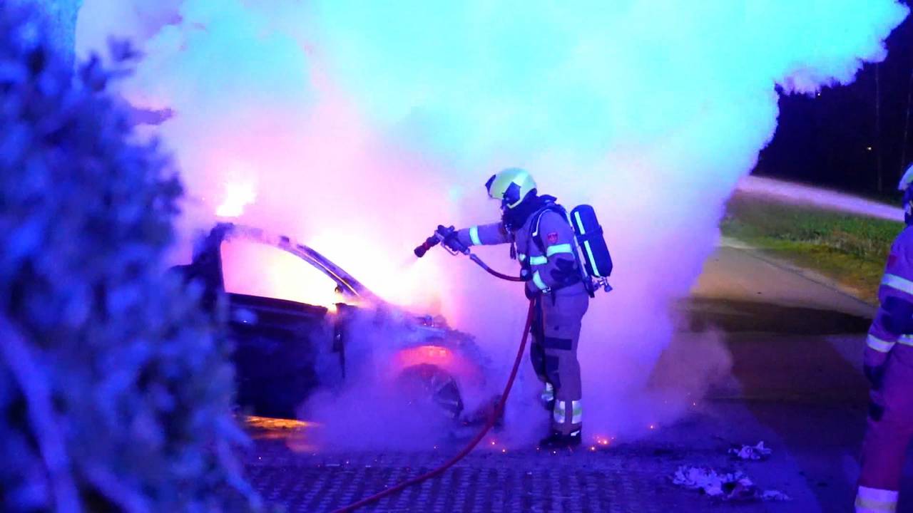 Heesch opgeschrikt door autobranden: 'Voertuigen niet meer te redden'