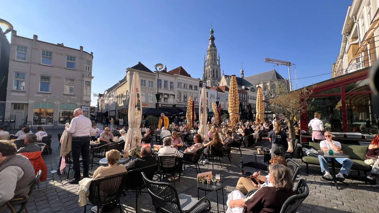Gezellig  op het terras aan de Grote markt in Breda (foto: Henk Voermans).