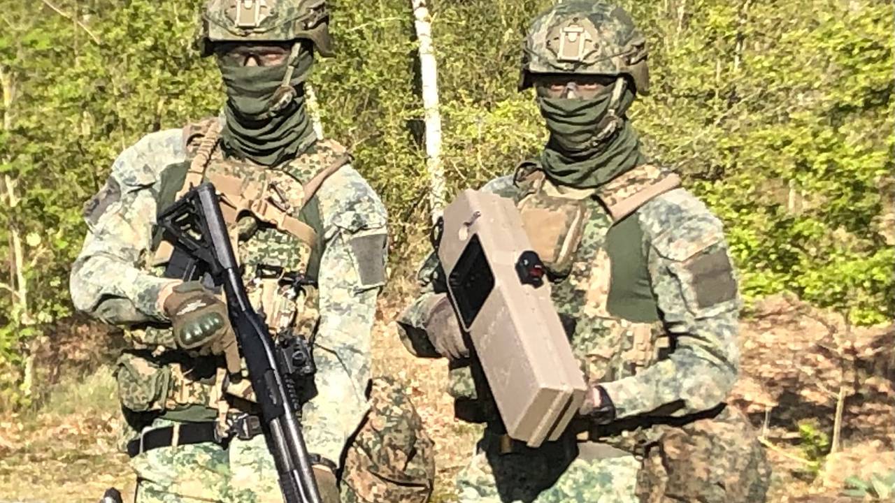 Militairen in Oirschot met drone afweer 'jammer' (foto: Willem-Jan Joachems).