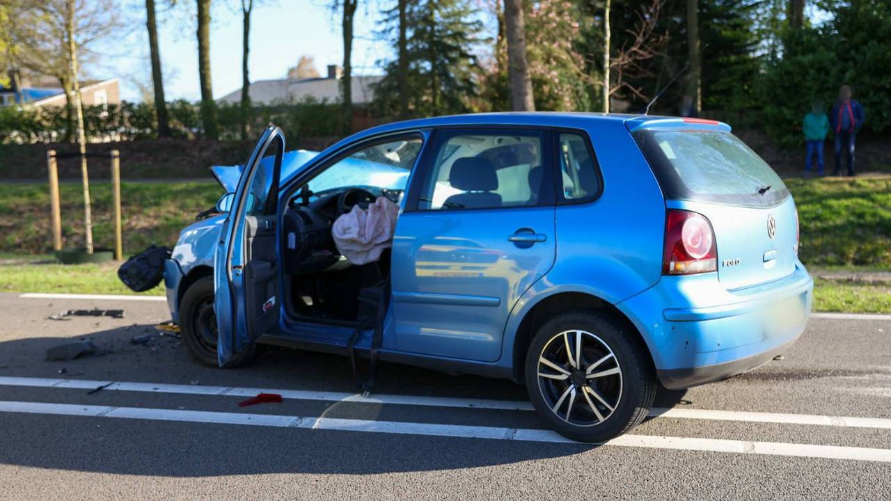 Gewonde bij twee botsingen op dezelfde weg in Uden (foto: Persbureau Heitink).