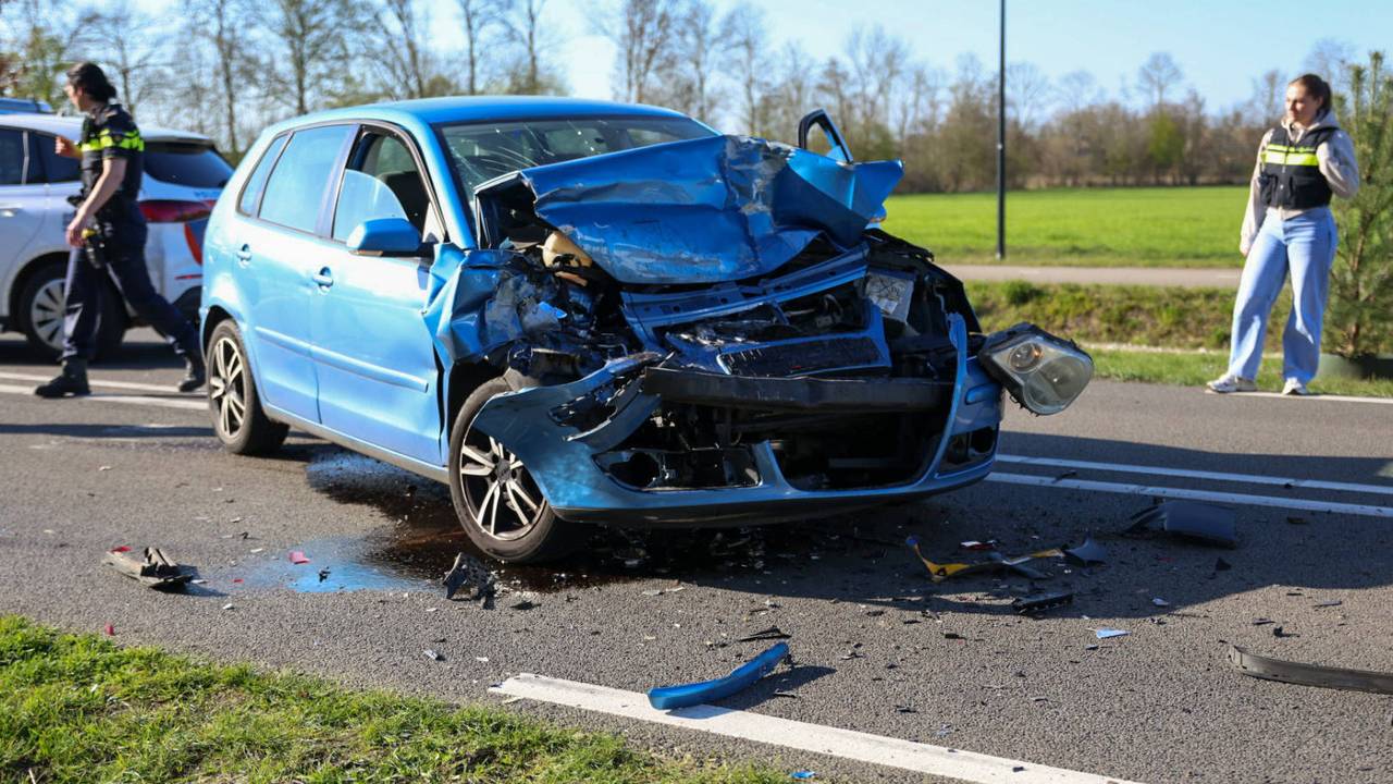 Gewonde bij twee botsingen op dezelfde weg in Uden (foto: Persbureau Heitink).