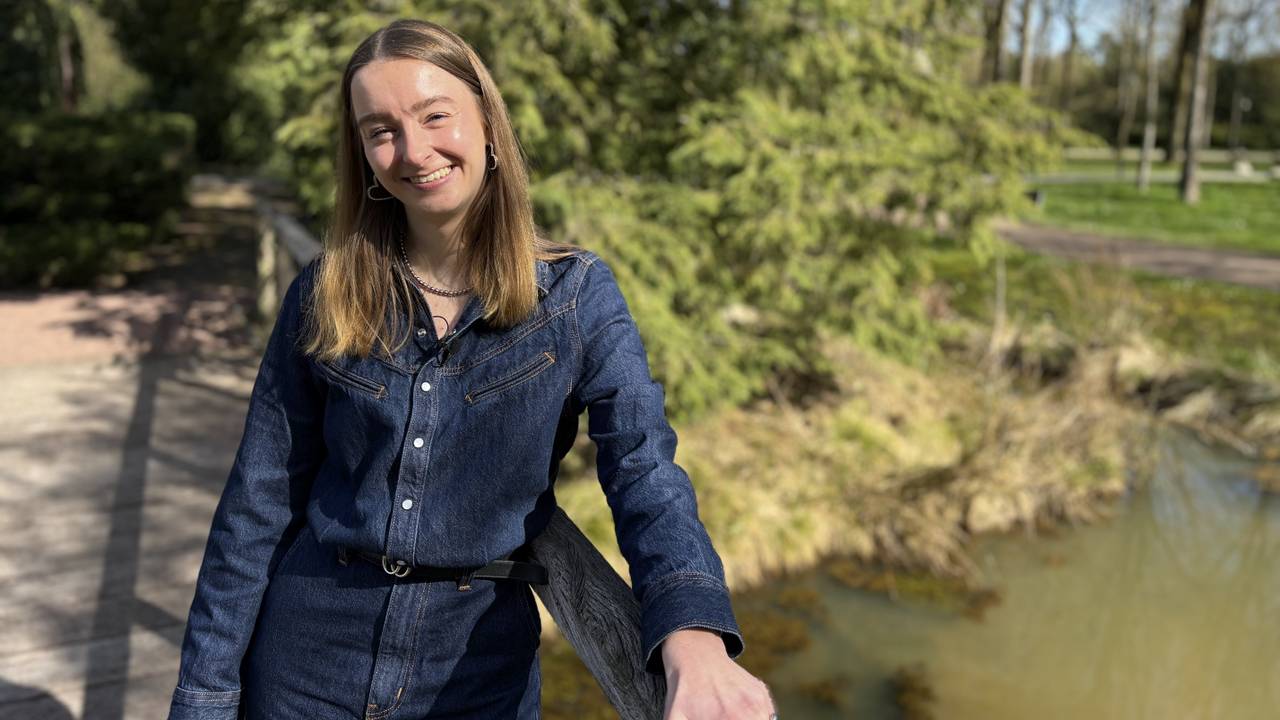 Selina (24) was social mediaverslaafd en zat dagelijks meer dan tien uur op haar telefoon (foto: Wilco Zonneveld).