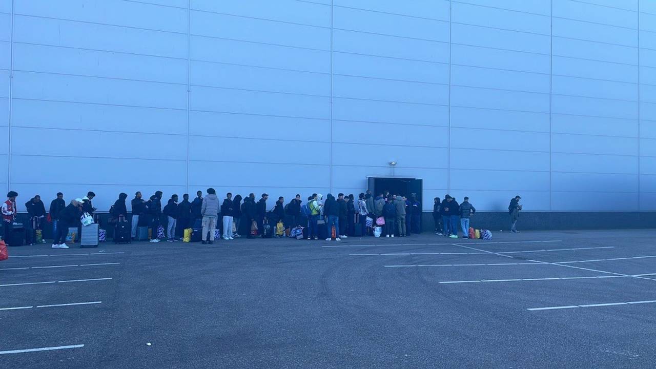 De aankomst van de eerste asielzoekers bij de noodopvang bij Breepark in Breda (foto: COA).