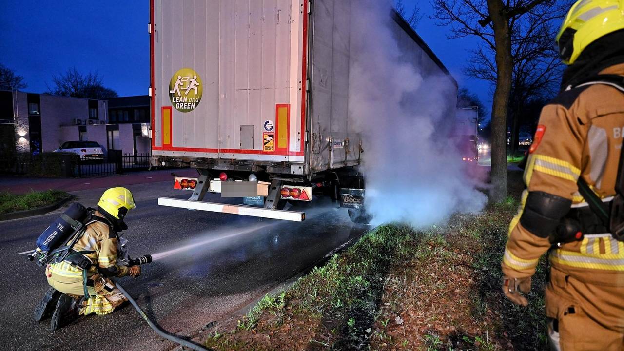 Vrachtwagenchauffeur koppelt trailer in Oisterwijk los na brand