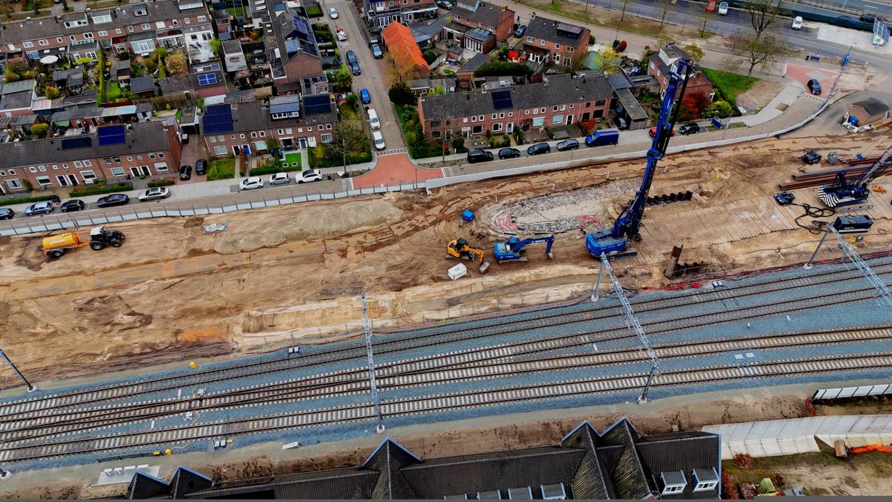 Met een graafmachine probeert men de oorzaak van de verzakking te vinden (foto: Bart Meesters)