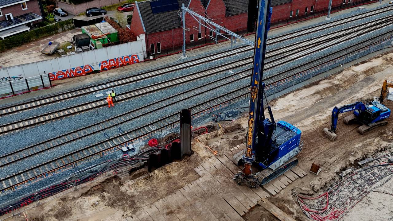 Met een graafmachine probeert men de oorzaak van de verzakking te vinden (foto: Bart Meesters)