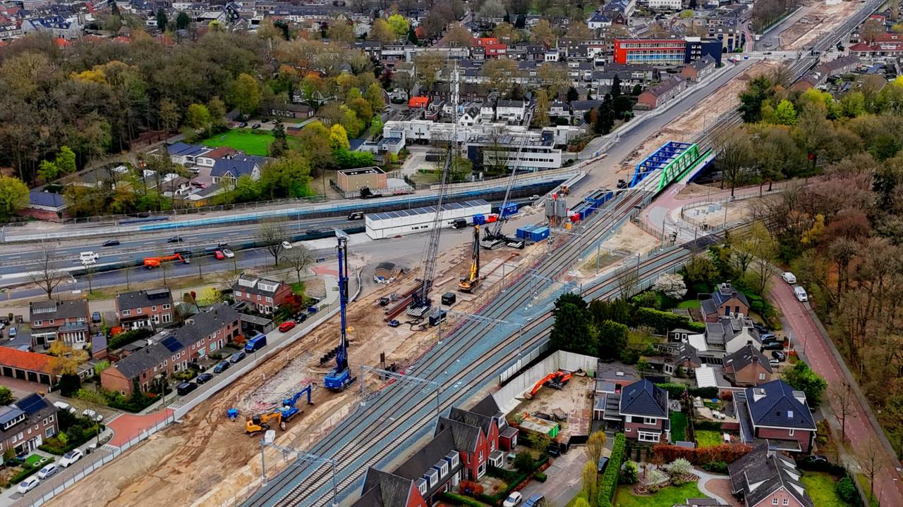 Met een graafmachine probeert men de oorzaak van de verzakking te vinden (foto: Bart Meesters)