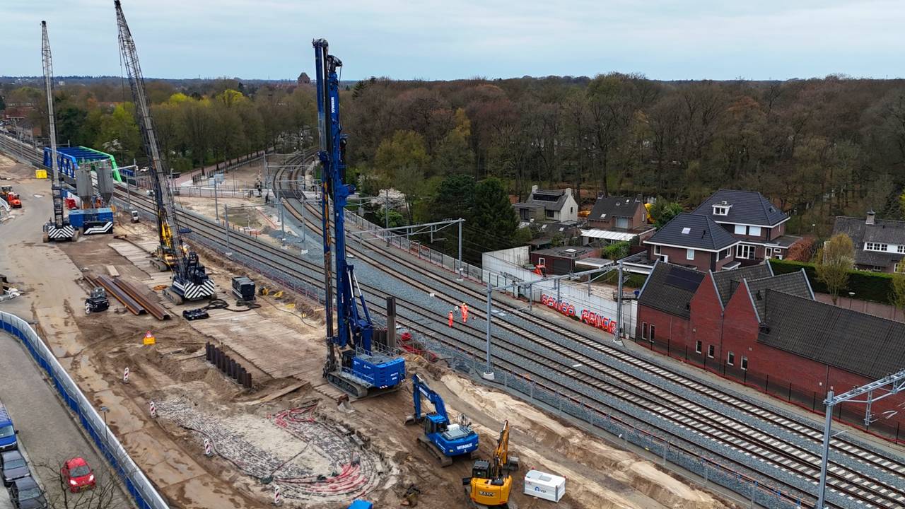 Met een graafmachine probeert men de oorzaak van de verzakking te vinden (foto: Bart Meesters)