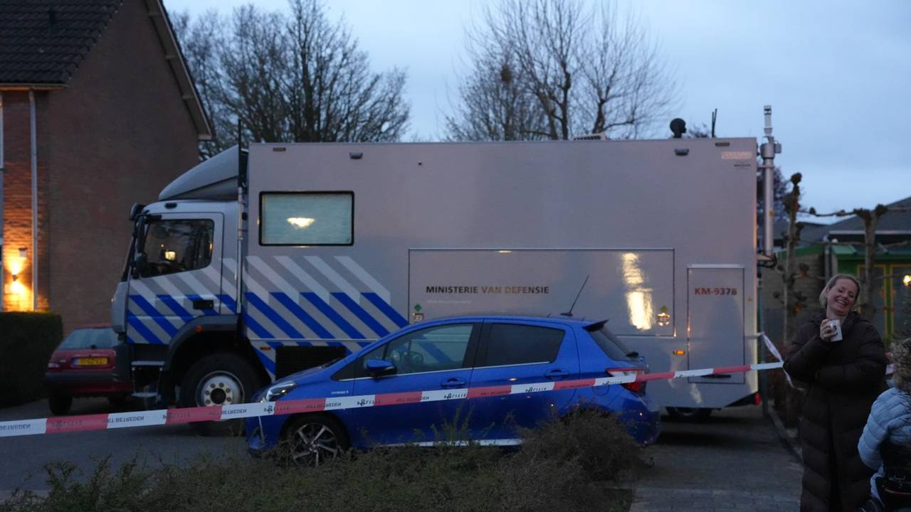 Mogelijke poederbrief bij woning in Dussen, hulpdiensten massaal aanwezig (foto: Erik Haverhals / Persbureau Heitink).