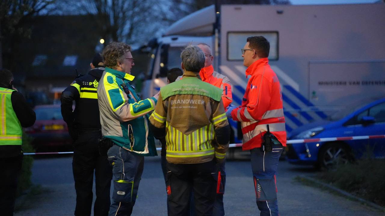 Mogelijke poederbrief bij woning in Dussen, hulpdiensten massaal aanwezig (foto: Erik Haverhals / Persbureau Heitink).