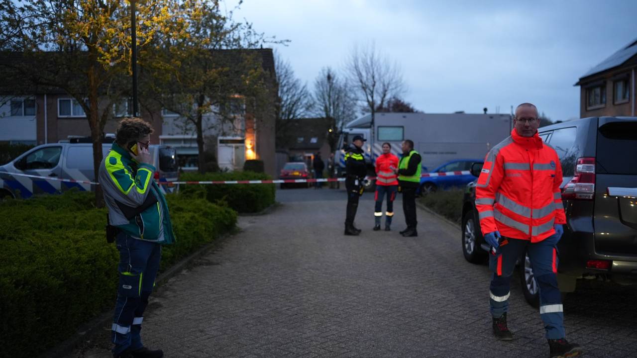 Mogelijke poederbrief bij woning in Dussen, hulpdiensten massaal aanwezig (foto: Erik Haverhals / Persbureau Heitink).