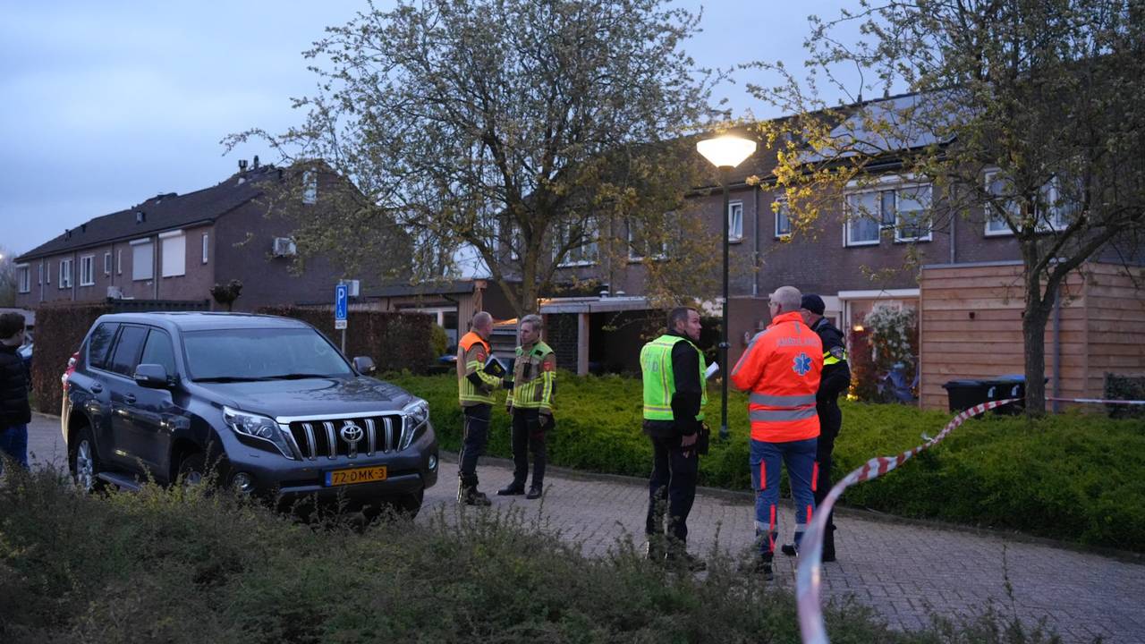 Mogelijke poederbrief bij woning in Dussen, hulpdiensten massaal aanwezig (foto: Erik Haverhals / Persbureau Heitink).