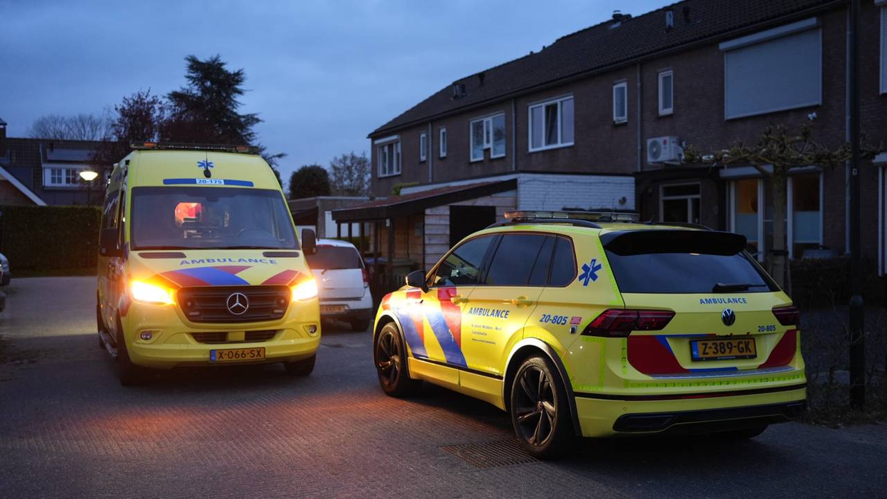 Mogelijke poederbrief bij woning in Dussen, hulpdiensten massaal aanwezig (foto: Erik Haverhals / Persbureau Heitink).