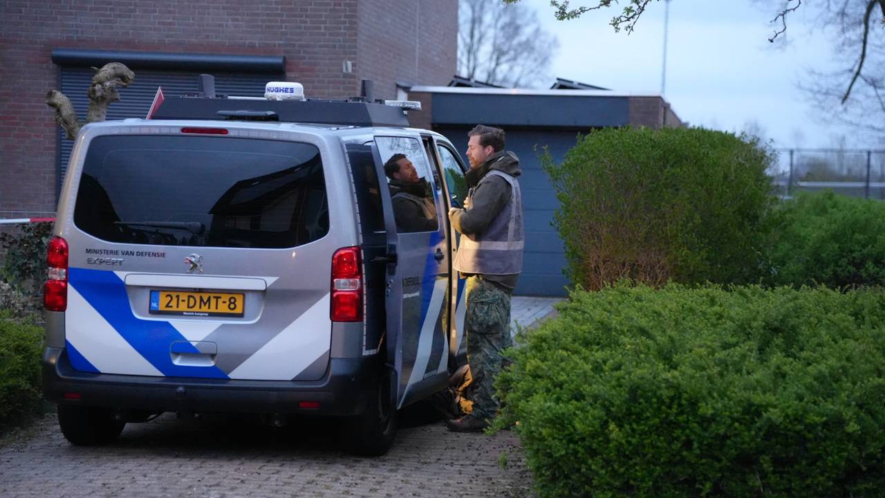 Mogelijke poederbrief bij woning in Dussen, hulpdiensten massaal aanwezig (foto: Erik Haverhals / Persbureau Heitink).