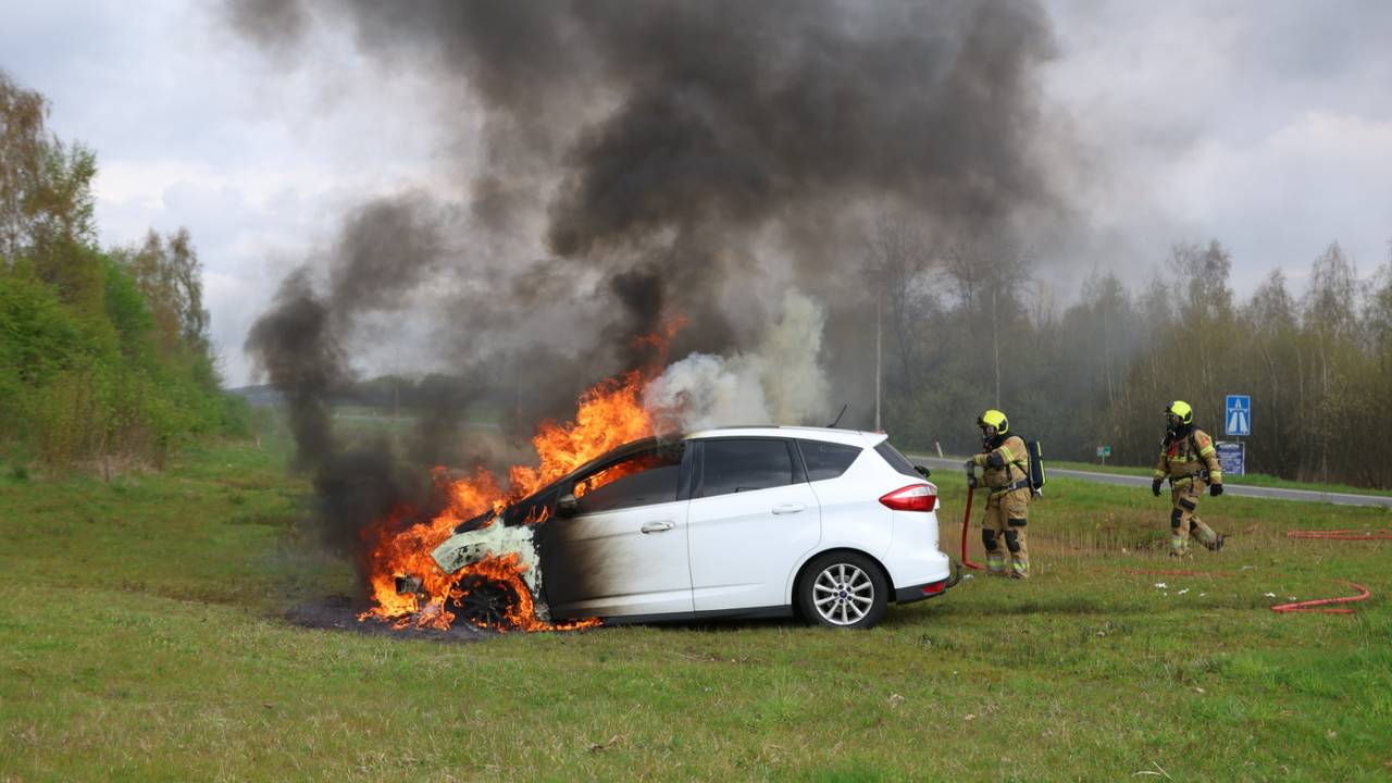 Auto brandt uit op oprit A50 bij Uden