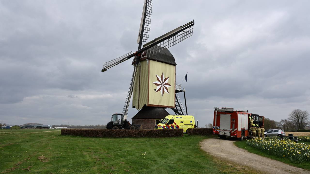 Man raakt vast bij molenwerkzaamheden in Wanroij