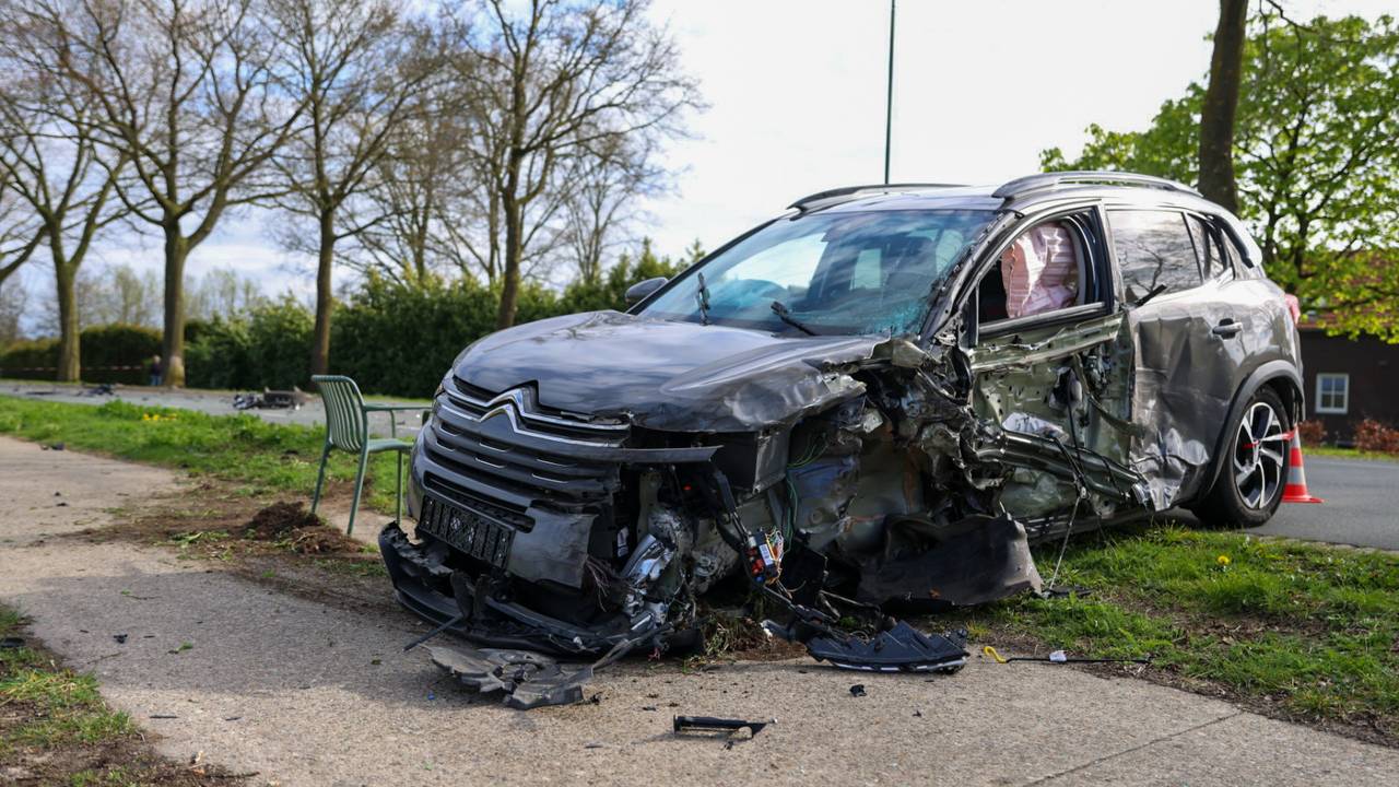 Vrachtwagen botst op auto en belandt in weiland in Erp