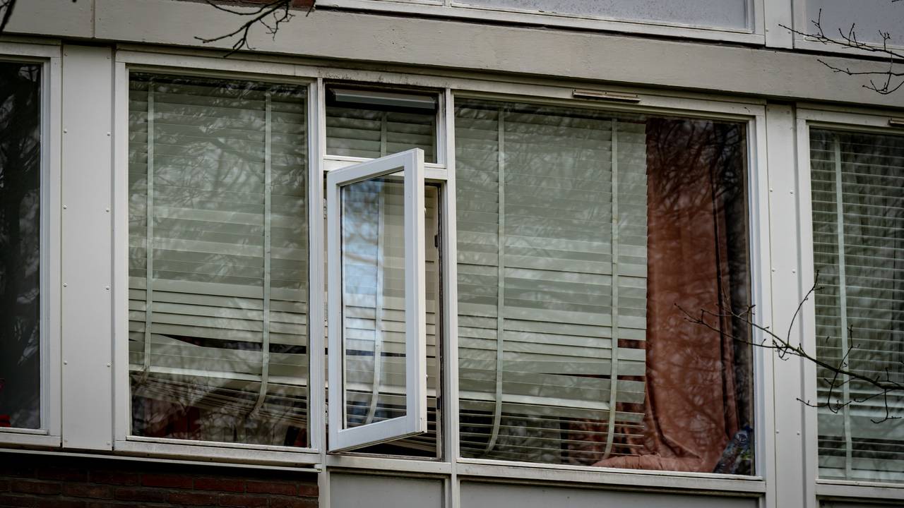 Jong kind valt uit raam van derde verdieping (foto: Eye4Images).