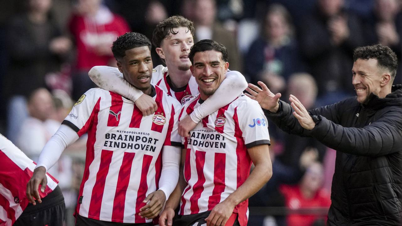 Couhaib Driouech maakt PSV officieus kampioen met een goal in blessuretijd (foto: ANP)