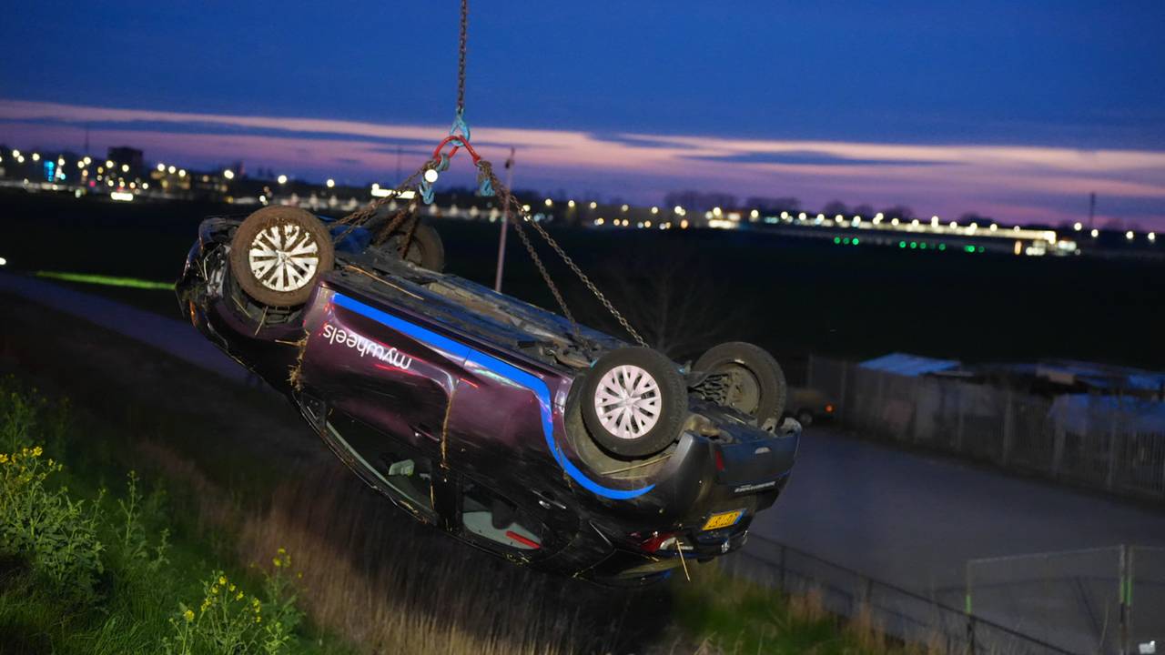 Automobilist ziet einde van de weg niet en rijdt zes meter naar beneden