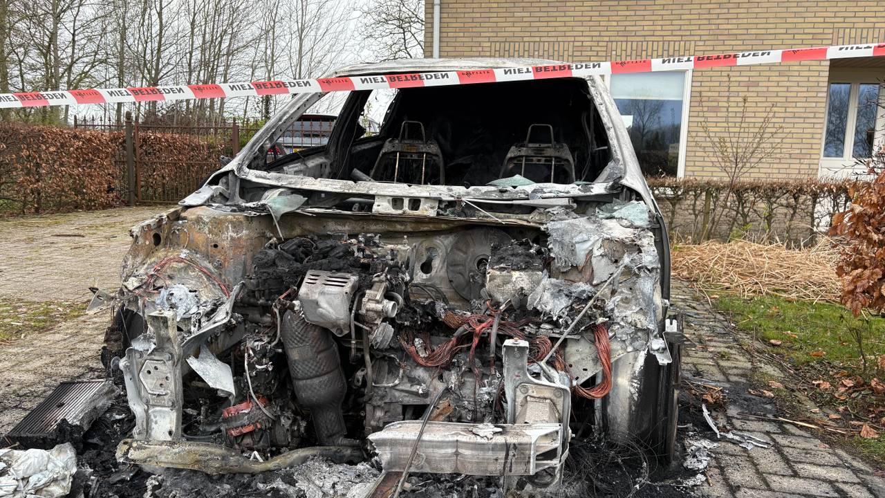 Een van de uitgebrande auto's aan de Meerweg (Foto: Imke van de Laar)