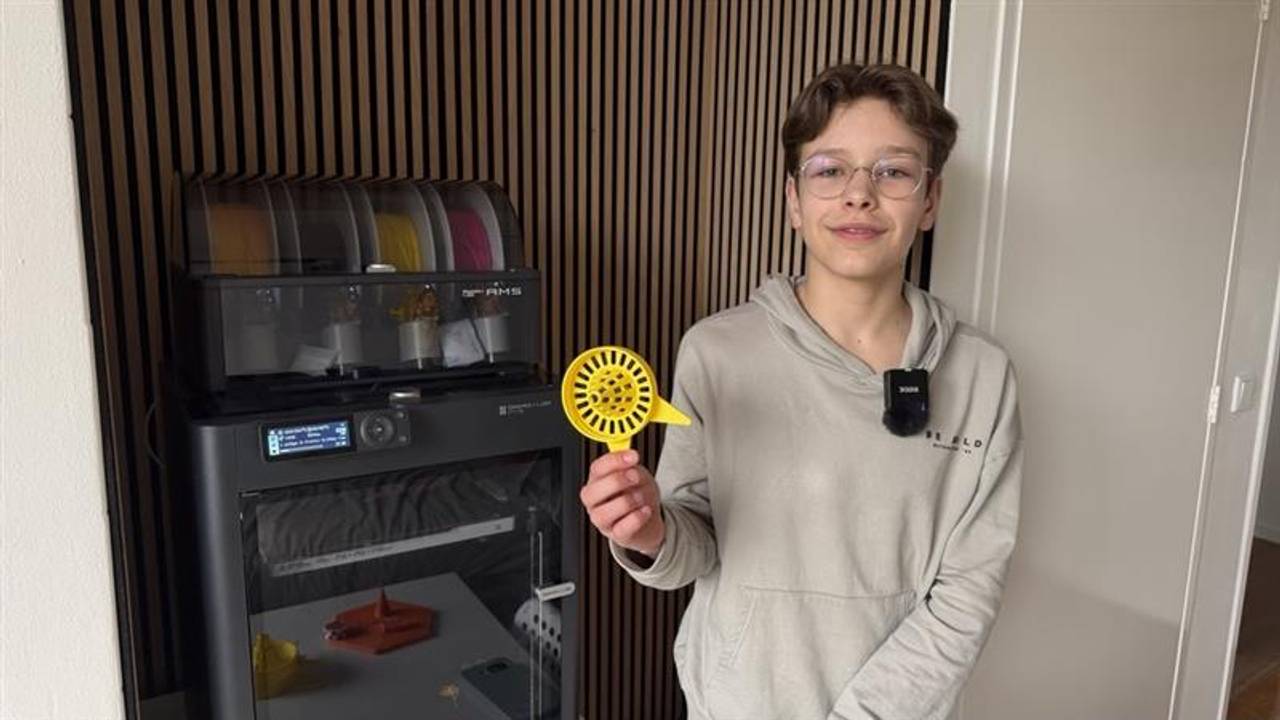 Cas Barrois (13) hielp de imker George in zijn strijd tegen de Aziatische hoornaar door vijftig vallen te printen (foto: Ruud Ritzen).