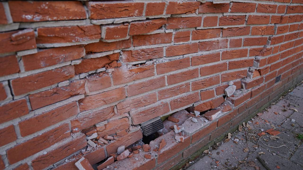 Automobiliste trapt gaspedaal in en knalt tegen huisartsenpraktijk Vught